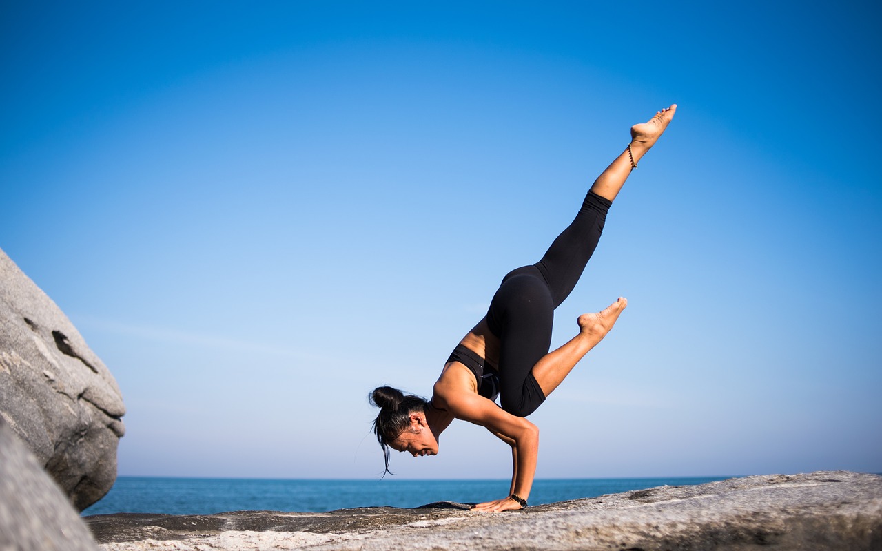Consejos para realizar la postura de la rueda en yoga 💪